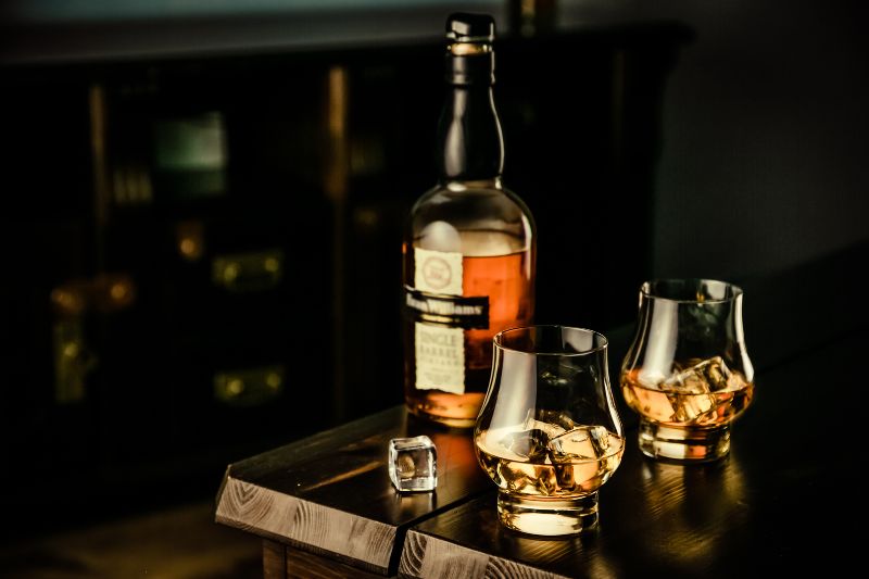 Tùy theo khẩu vị mà bạn có thể chọn brandy và whisky 